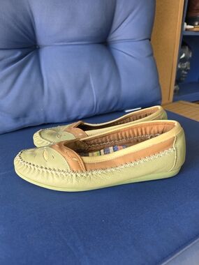 Valley Lane Leather Moccasin Flats Green Tan Stitching Women’s 9WW Wide